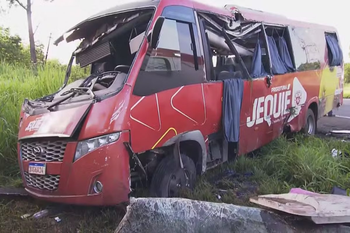 Acidente com micro-ônibus deixa 11 pacientes feridos na Bahia