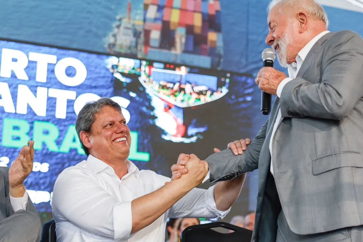 Vídeo: Tarcísio de Freitas recebe pedido para voltar para o PT durante discurso de Lula em Santos