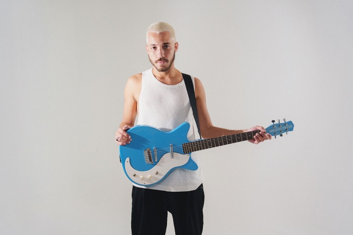 Cupertino, integrante d'Os Garotin, lança EP solo "Mais Uma História de Amor"!