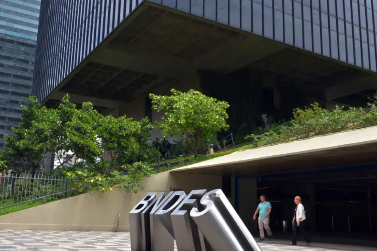 BNDES amplia em R$ 4 bi linha de crédito em dólar para produtor rural