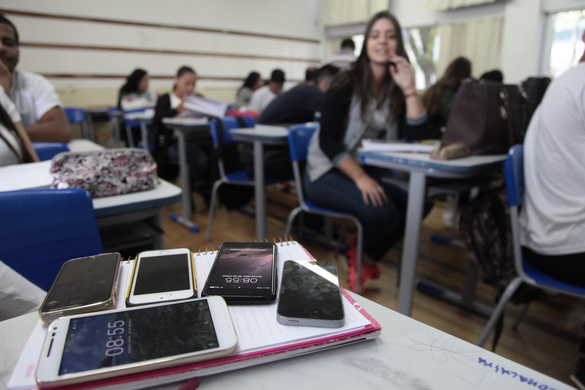 Rio de Janeiro proíbe o uso de celulares nas escolas