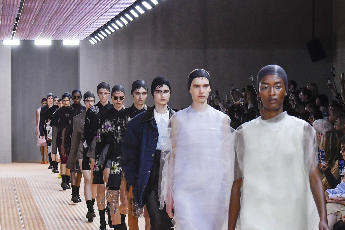 Prada, Miu Miu e Loewe seguem no topo das marcas mais poderosas da moda