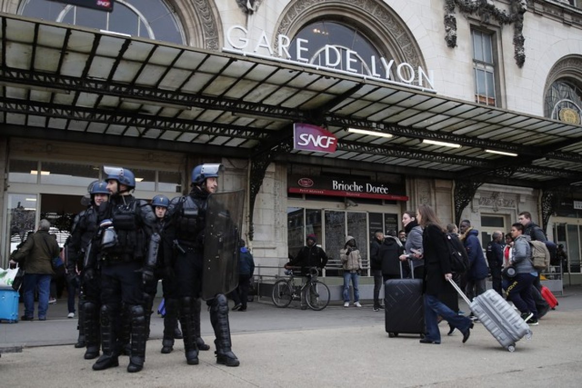 Ataque a faca deixa 3 pessoas feridas em estação de trem de Paris