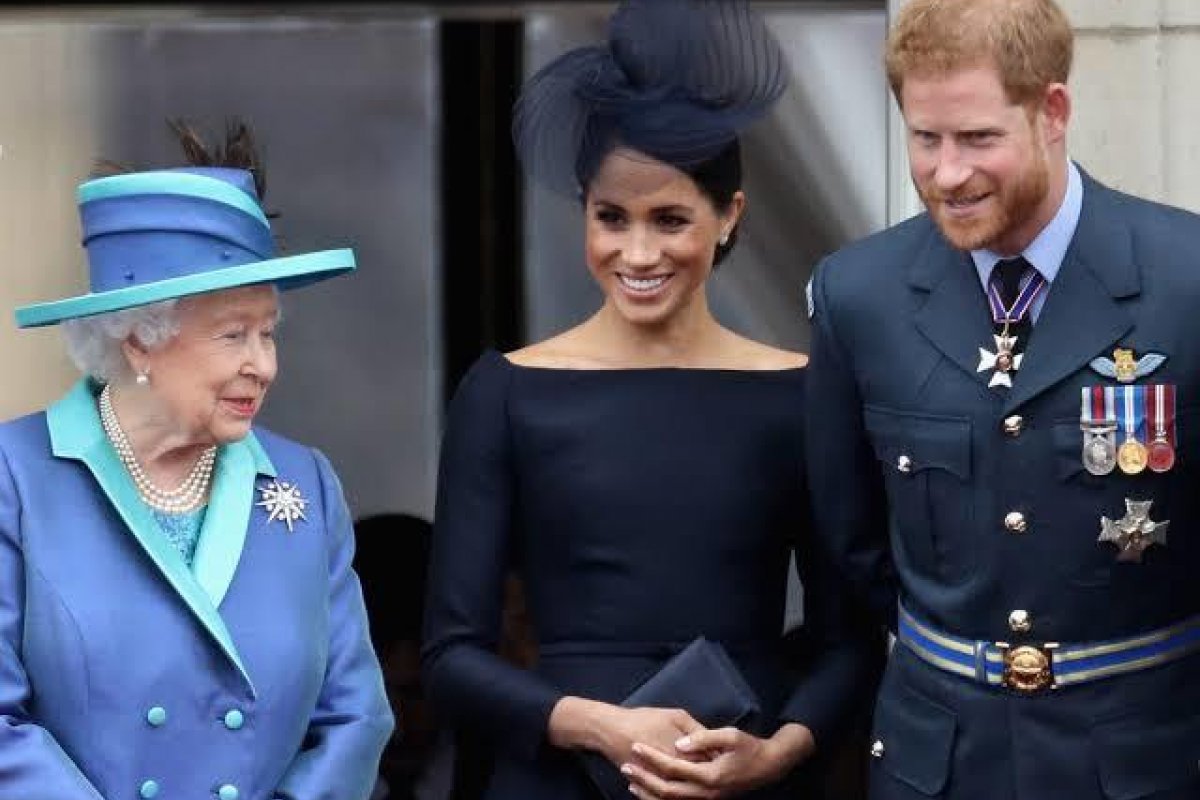 Rainha Elizabeth afirma que está avaliando renúncia de príncipe Harry e Meghan Markle