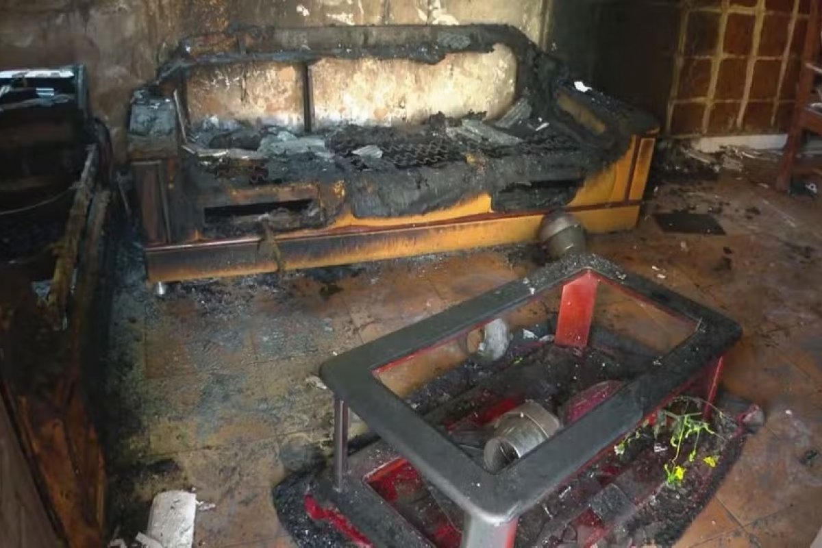 Casa é parcialmente atingida por incêndio no bairro da Federação, em Salvador