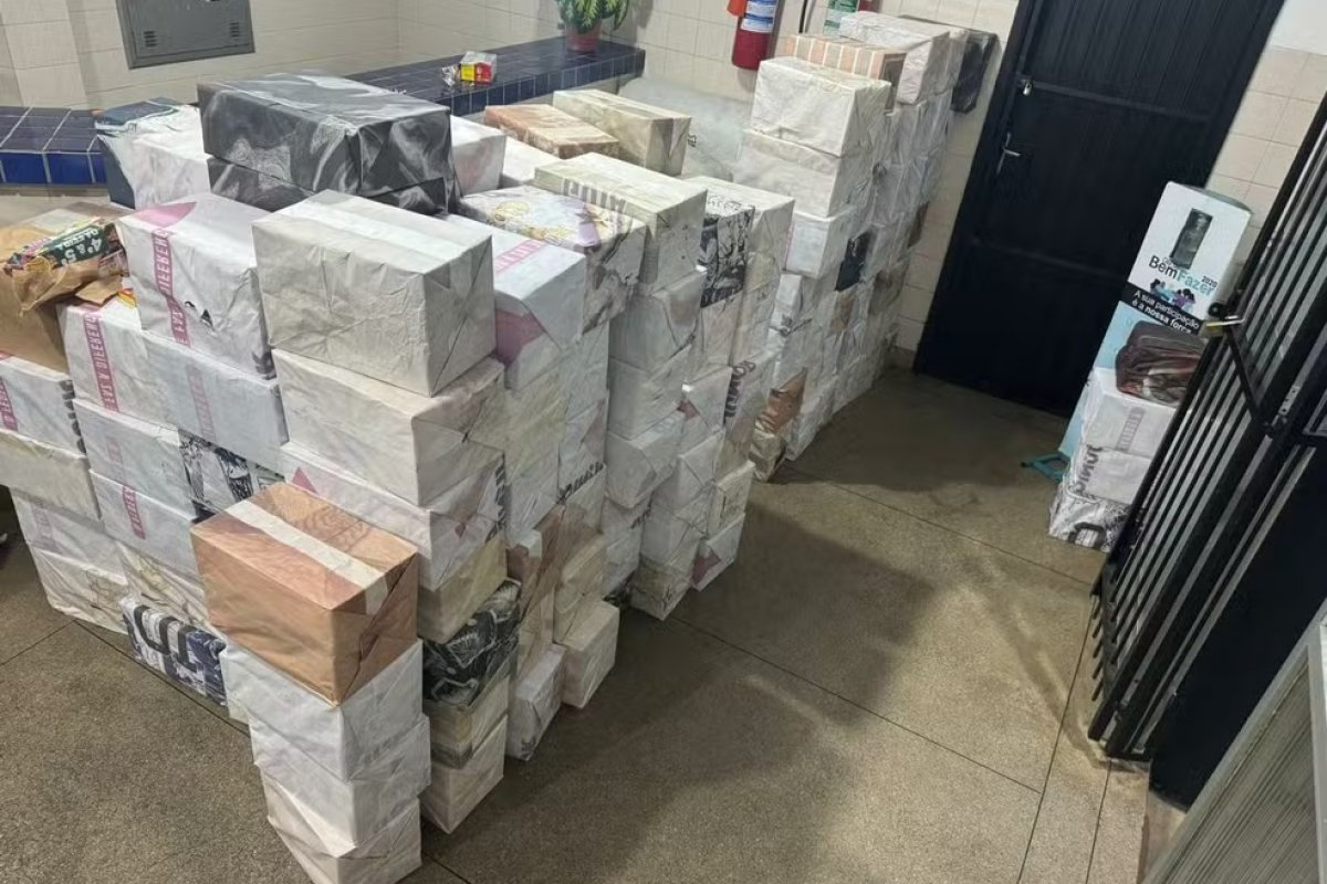 Polícia Rodoviária apreende milhares de fogos de artifício em estrada na Bahia