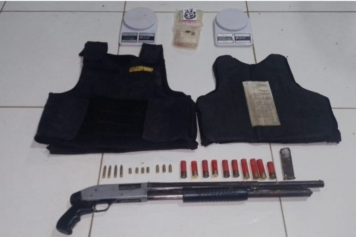 Polícia Militar apreende espingarda, carregador, colete e munições em Boa Vista do Tupim