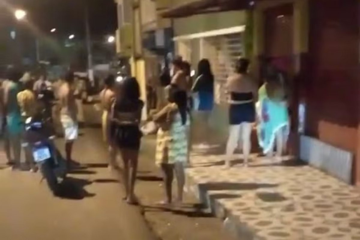 Homem morre e três pessoas ficam feridas depois de tiroteio em porta de bar na Bahia