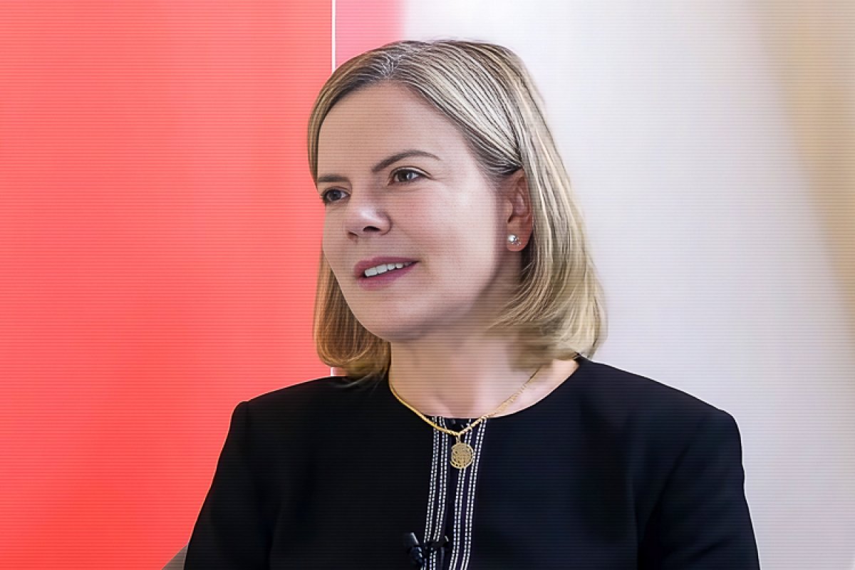 Em entrevista, Gleisi Hoffmann diz que valor aprovado para emendas parlamentares é um 'ultraje'