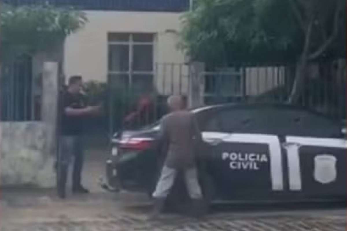 Vídeo: Policial Militar aposentado depreda viatura da polícia no interior da Bahia