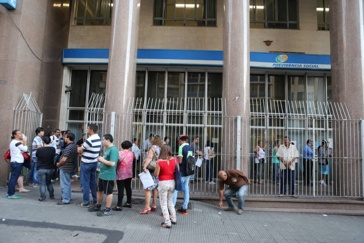 Governo prepara força-tarefa para reduzir fila do INSS