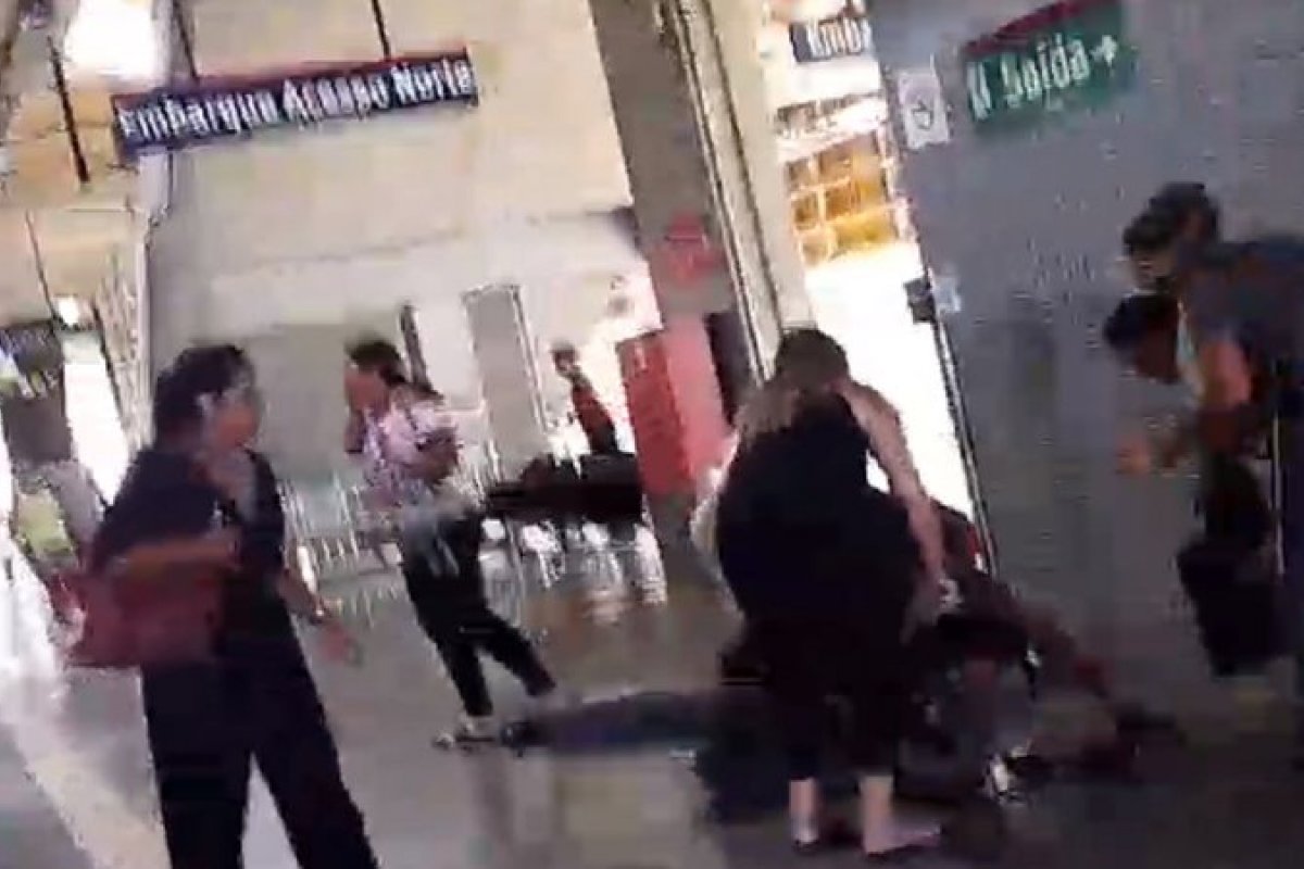 Vídeo: agente do CCR Metrô briga com artista de rua em estação de Salvador