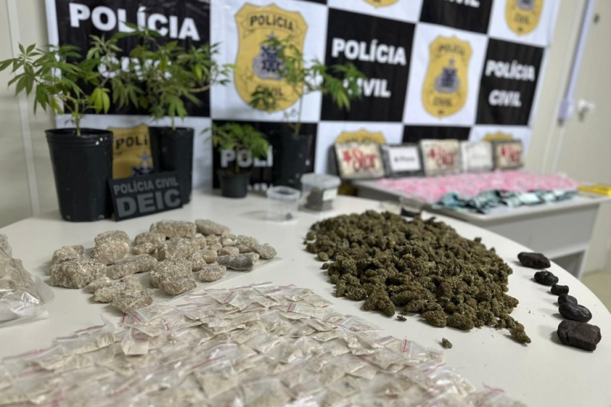 Homem foragido de Santa Catarina é preso com acusação de tráfico de arma com entorpecentes