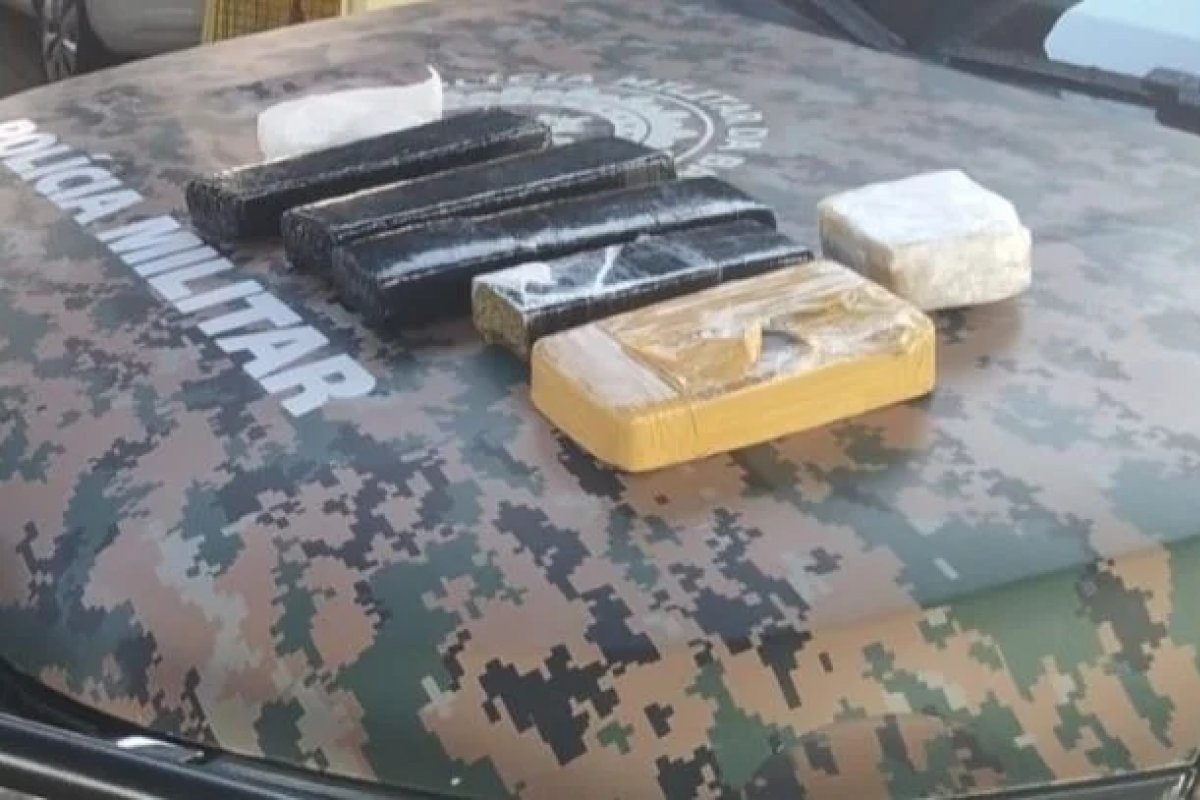 Jovem de 19 anos é presa em flagrante com drogas dentro de ônibus em Feira de Santana