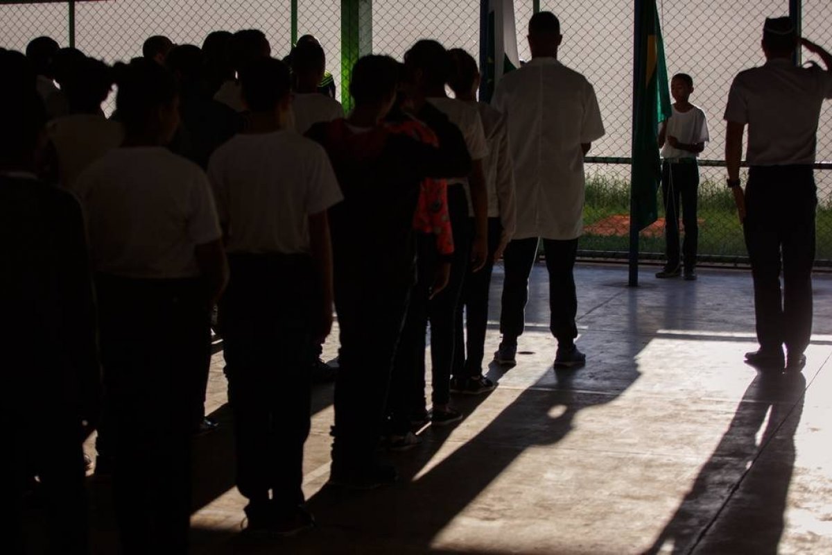 Escolas cívico-militares terão aulas obrigatórias sobre 'valores e atitudes'