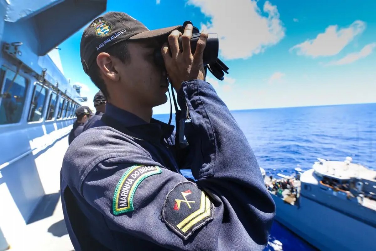 Piratas: marinha brasileira assume comando de força multinacional contra ladrões marinhos no Mar Vermelho