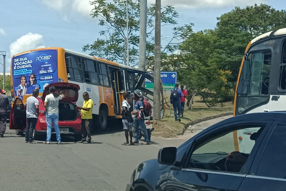 Vídeo: batida entre micro-ônibus e carro causa engarrafamento no Complexo Viário Dois de Julho