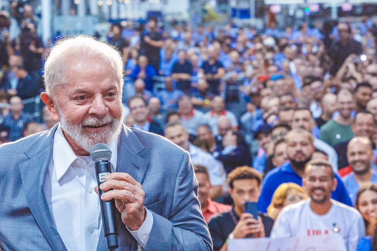 Avaliação negativa do governo Lula tem queda, mas ainda registra 39%