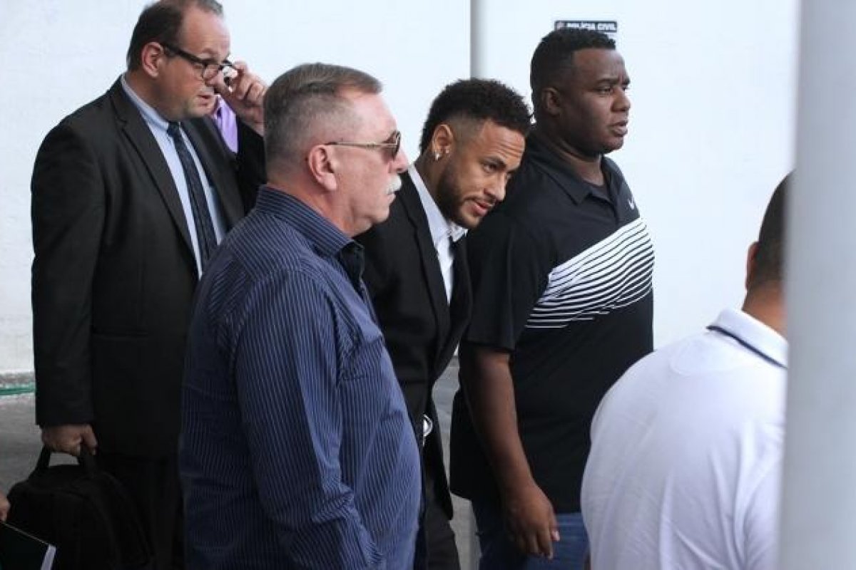 Caso Neymar: Jogador presta depoimento em São Paulo