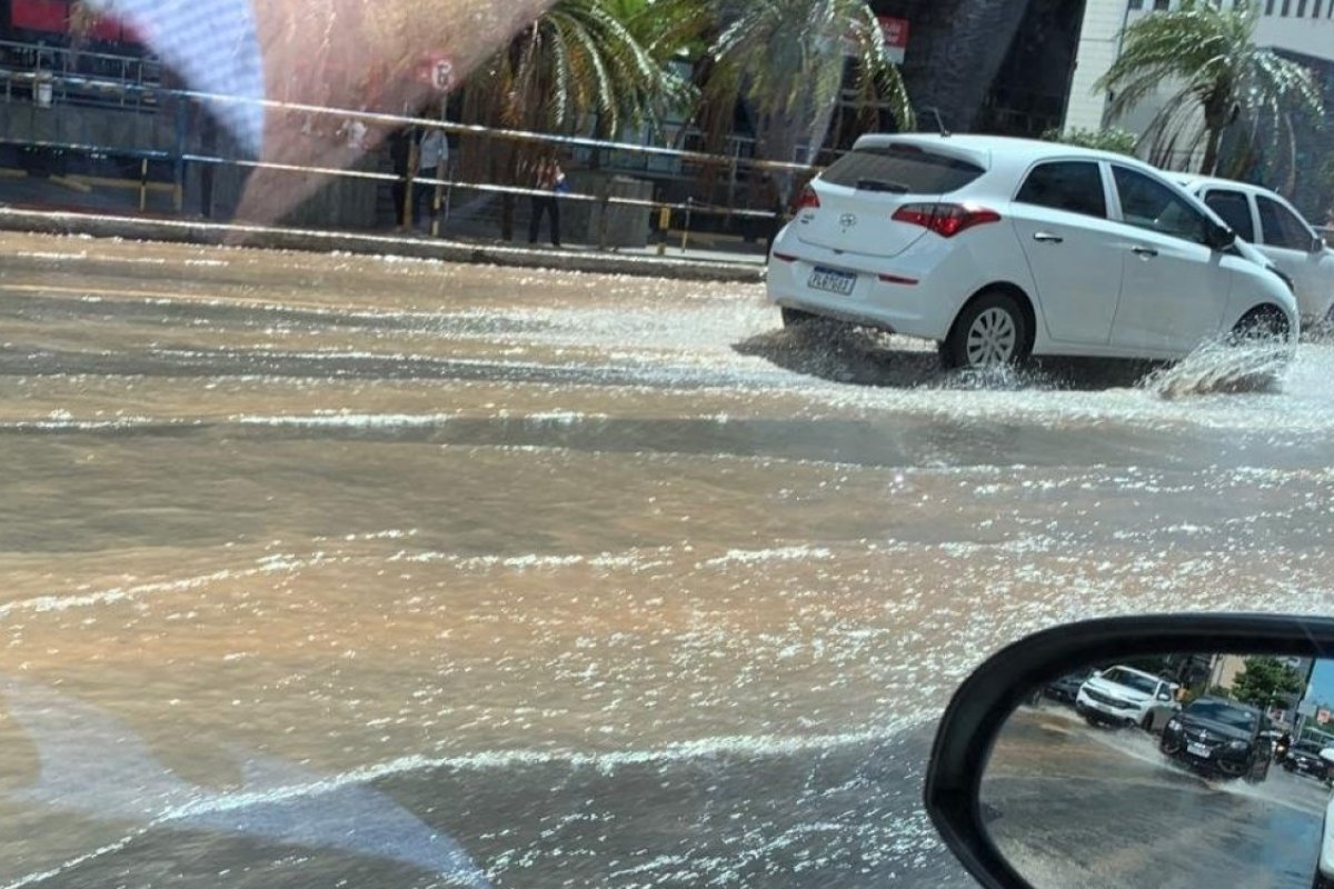 Vazamento de água deixa trânsito lento na Tancredo Neves, em Salvador