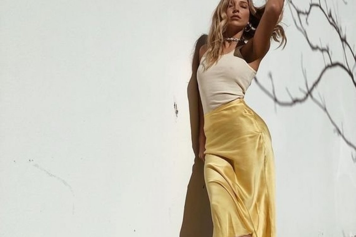 A saia de cetim é a peça perfeita para o verão