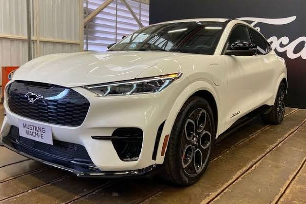 Ford vai investir em carros elétricos pequenos após prejuízos acumulados em 2023