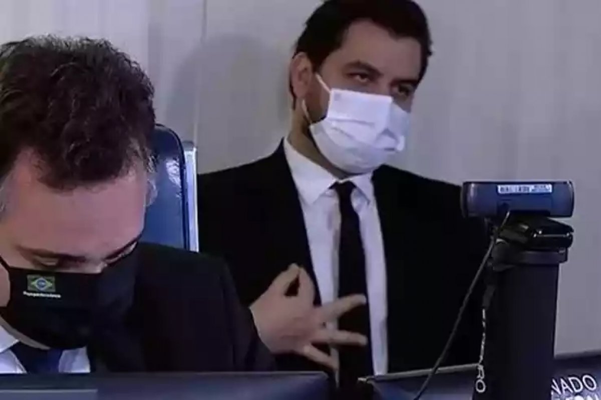 Filipe Martins e outro assessor de Bolsonaro são presos pela PF