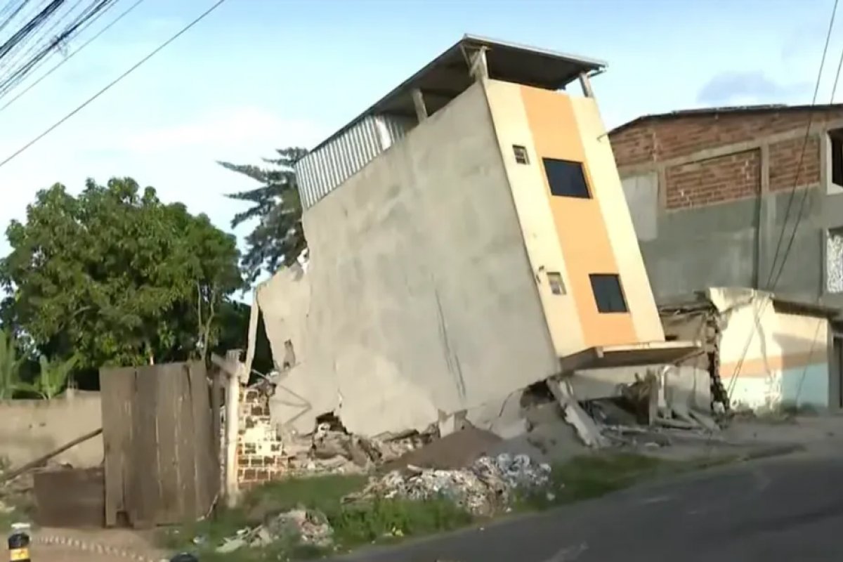 Prédio de três andares desaba parcialmente em Vitória da Conquista