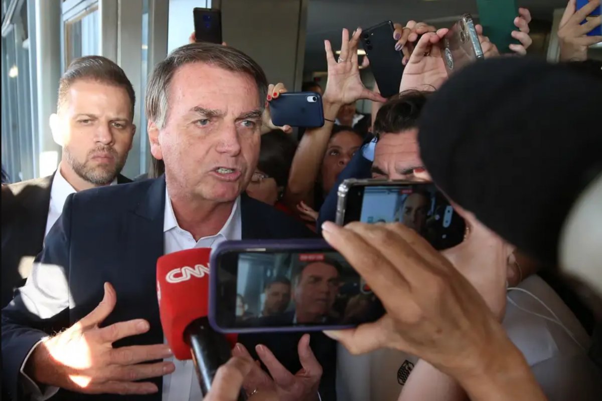 TSE condena Bolsonaro por propaganda irregular contra Lula e determina multa de R$15 mil