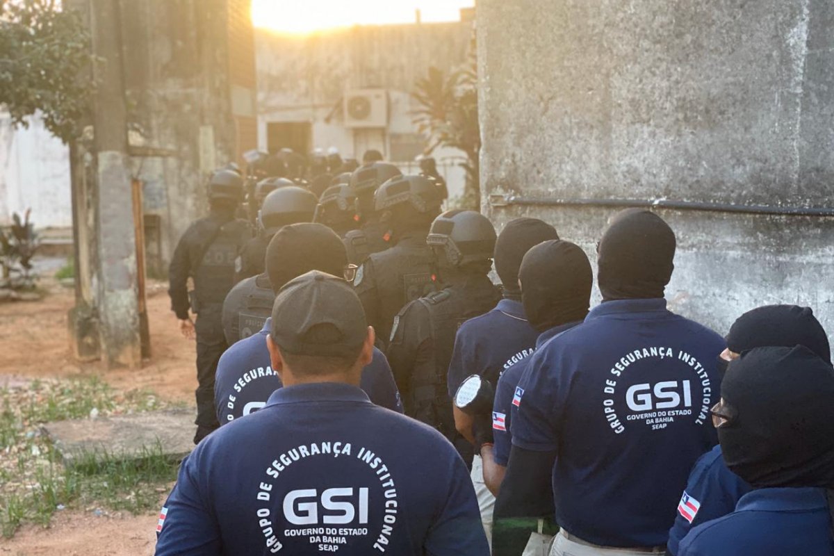 Operação policial apreende celulares e drogas dentro de um presídio em Salvador