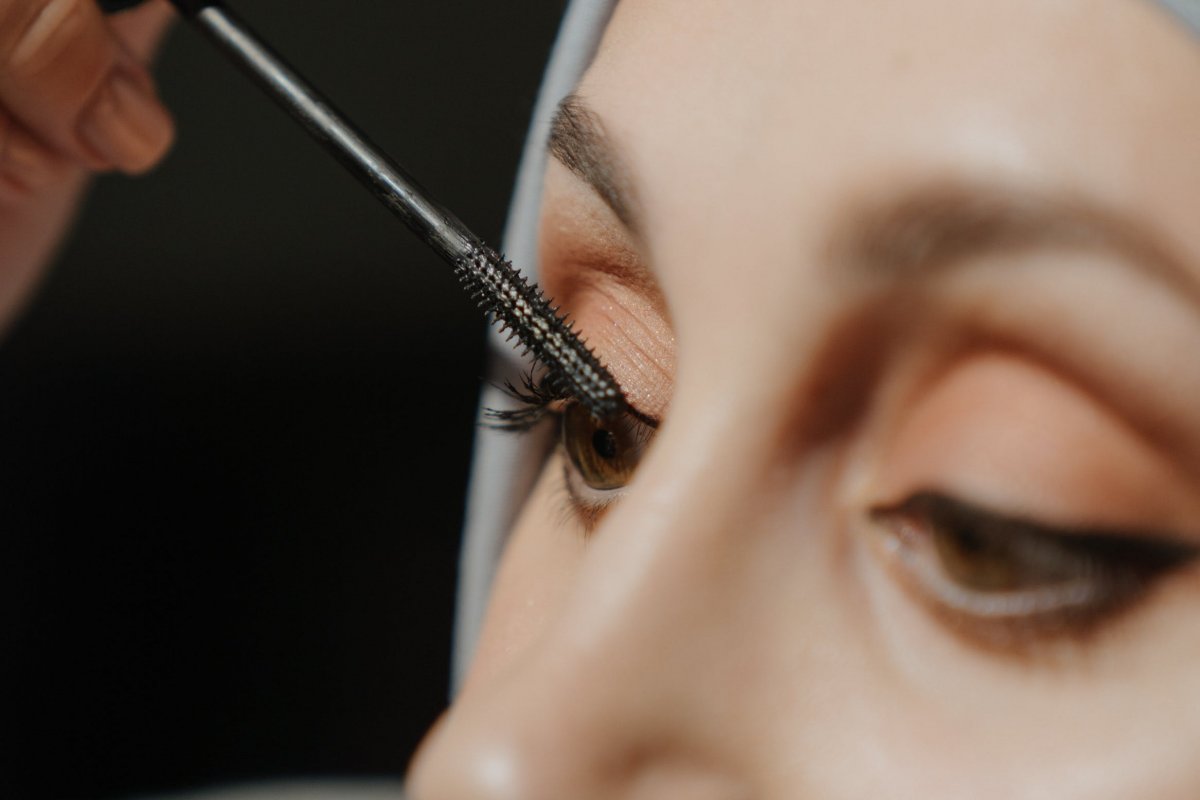 Anvisa alerta sobre uso indevido de cola instantânea em cílios e unhas