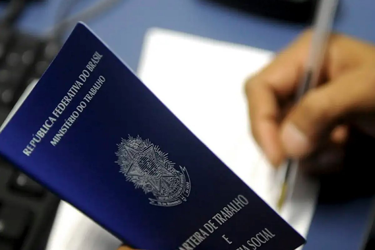 Mais de 100 vagas de emprego sãp ofertadas pelo SineBahia nesta sexta-feira (09)