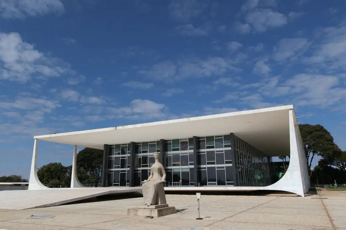 STF forma maioria para condenar mais 12 réus acusados de envolvimento nos atos do 8 de janeiro