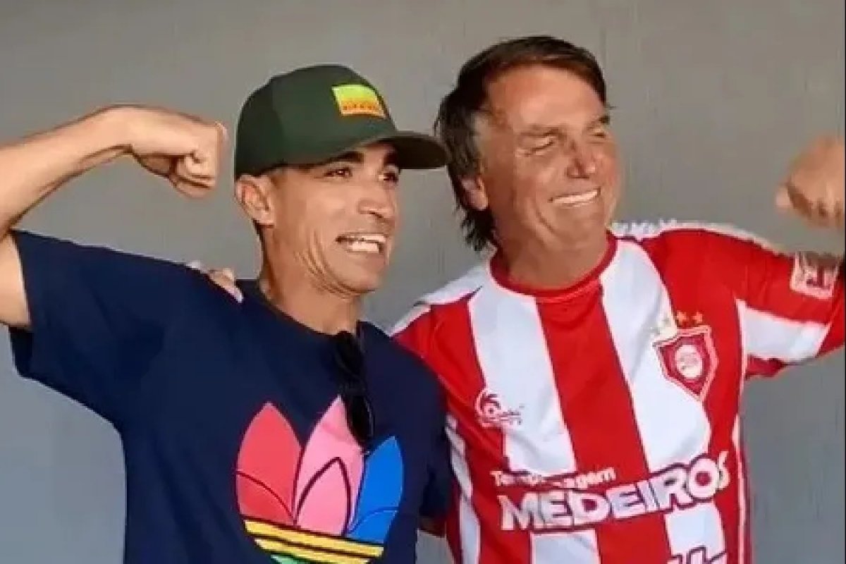 Após operação da PF, Bolsonaro recebe apoiadores em ‘cercadinho’ no Rio