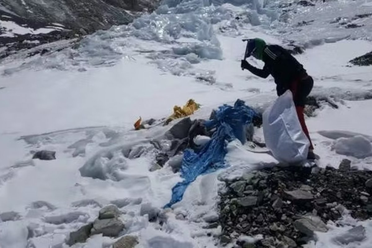 Alpinistas serão obrigados a levar próprias fezes na descida do Monte Everest