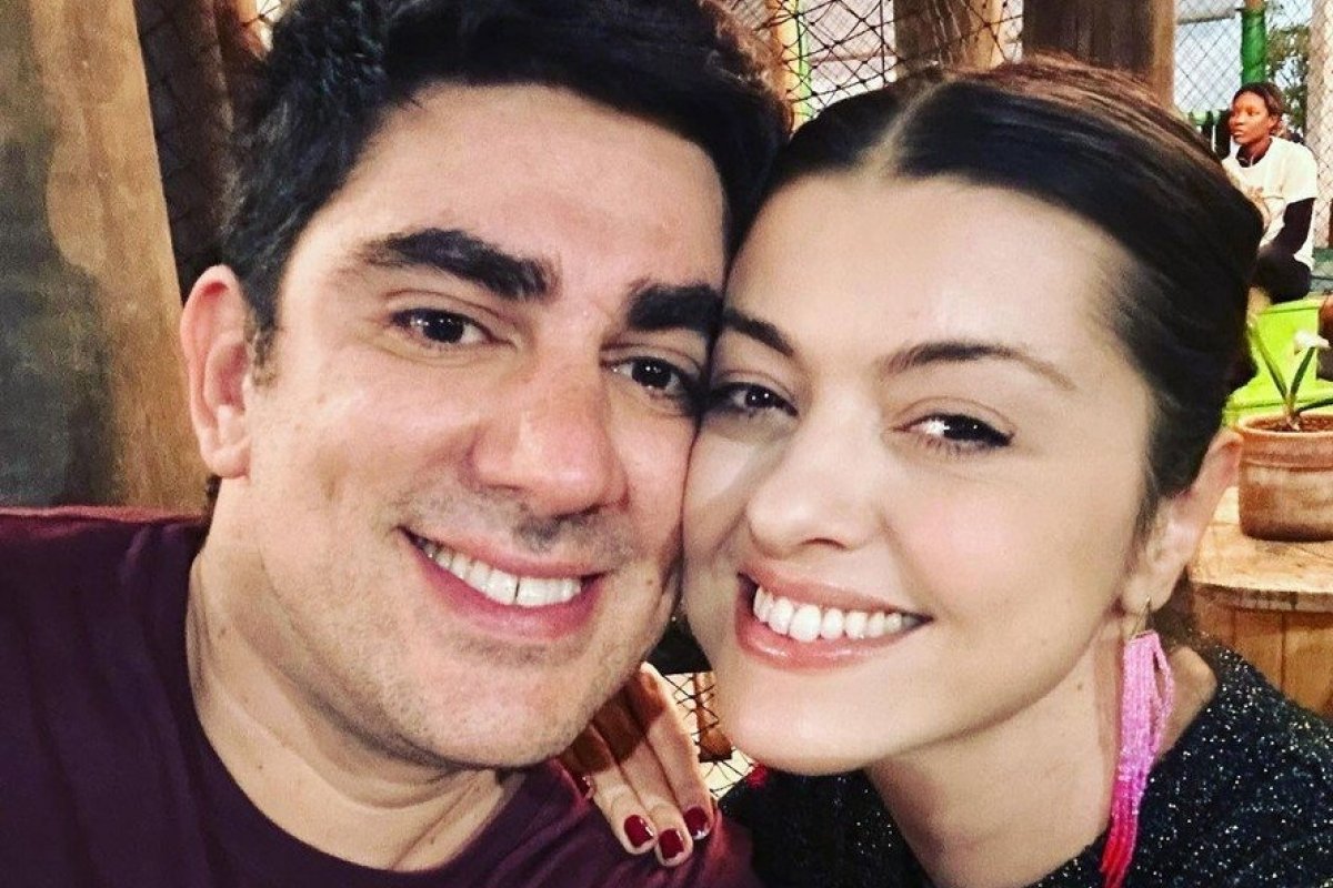 Marcelo Adnet confirma fim do casamento de 7 anos após ser visto beijando mulher na Sapucaí!