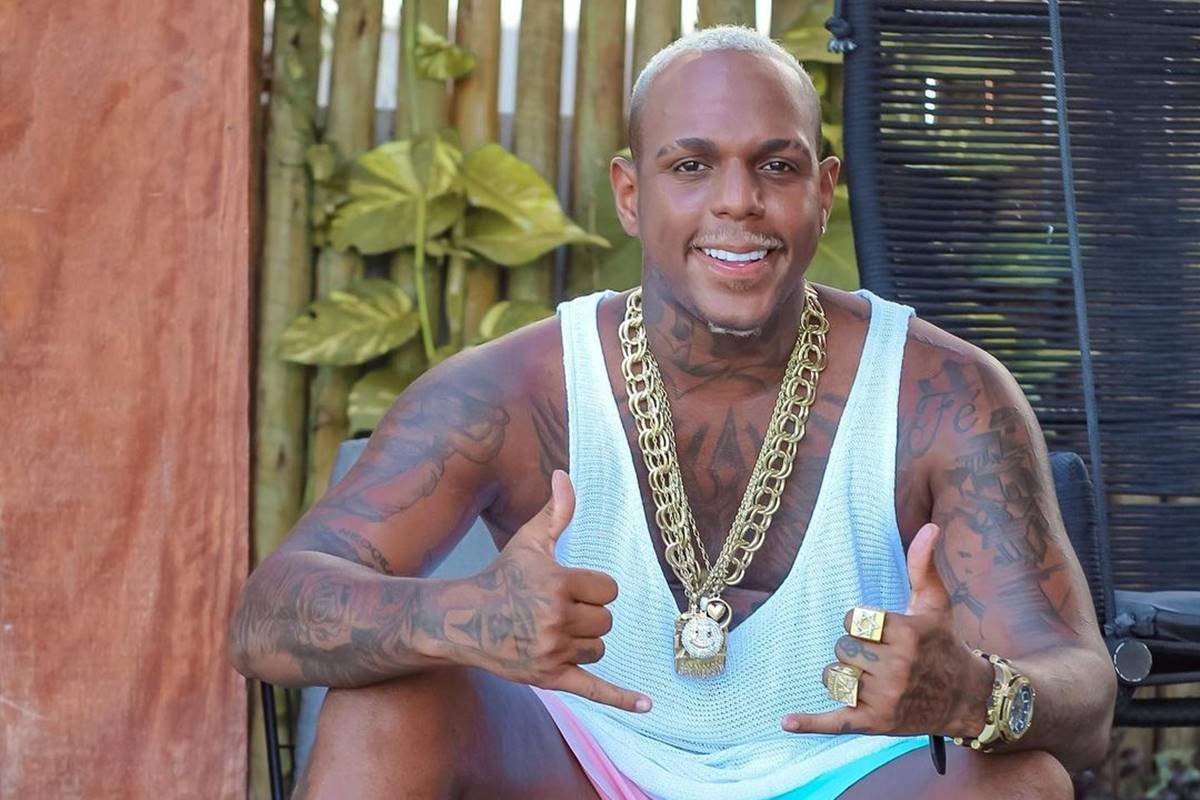 Veja vídeo: Em cima do trio elétrico, Oh Polêmico reclama: “Um monte de homem se beijando”