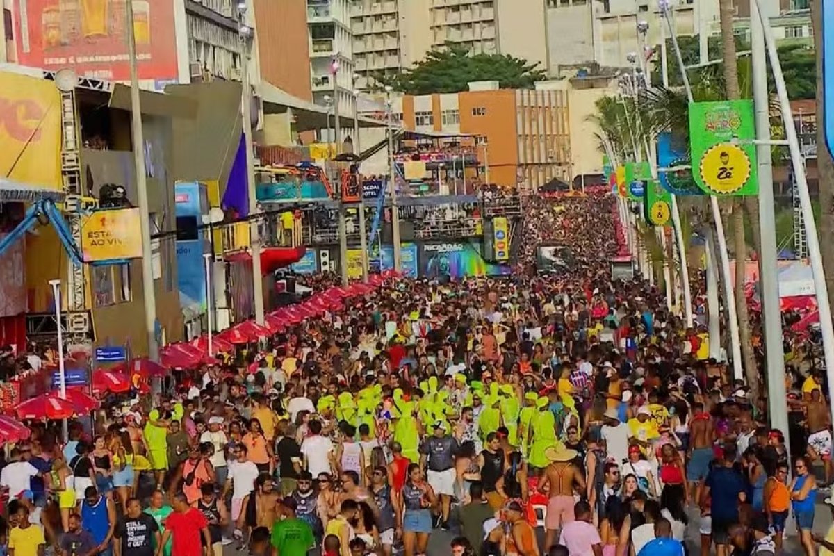Caótico: 3º dia do Carnaval de Salvador é marcado por apagão, atrasos e carrinho pegando fogo