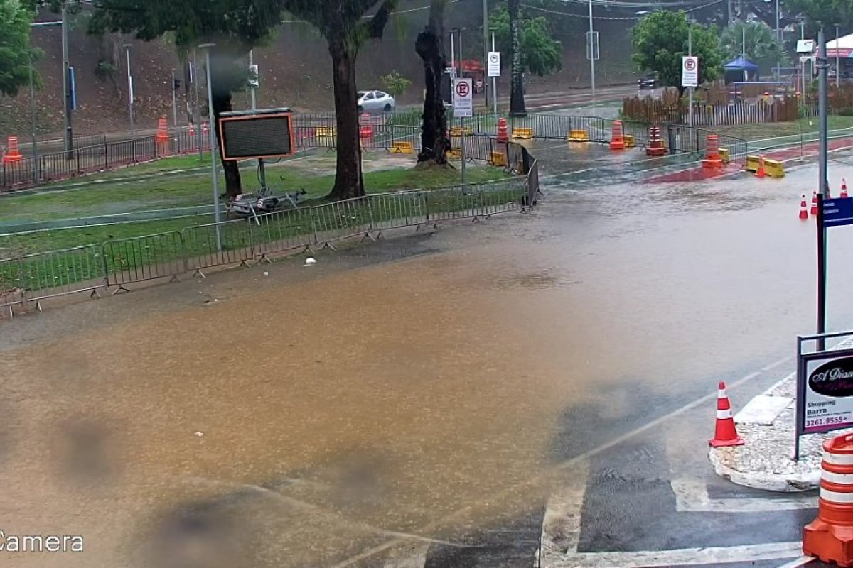 Chuva provoca focos de alagamentos em vias de Salvador neste domingo (11)