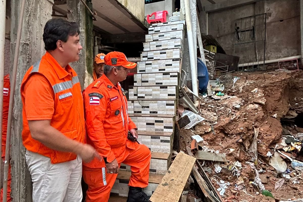 Rompimento da rede de drenagem gera risco de desabamento em imóvel no Tororó