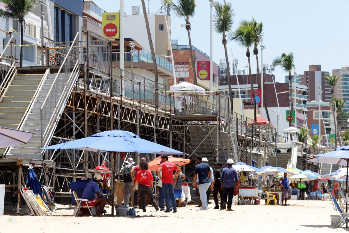 Filha de ambulante cai após pular em passarela na Barra