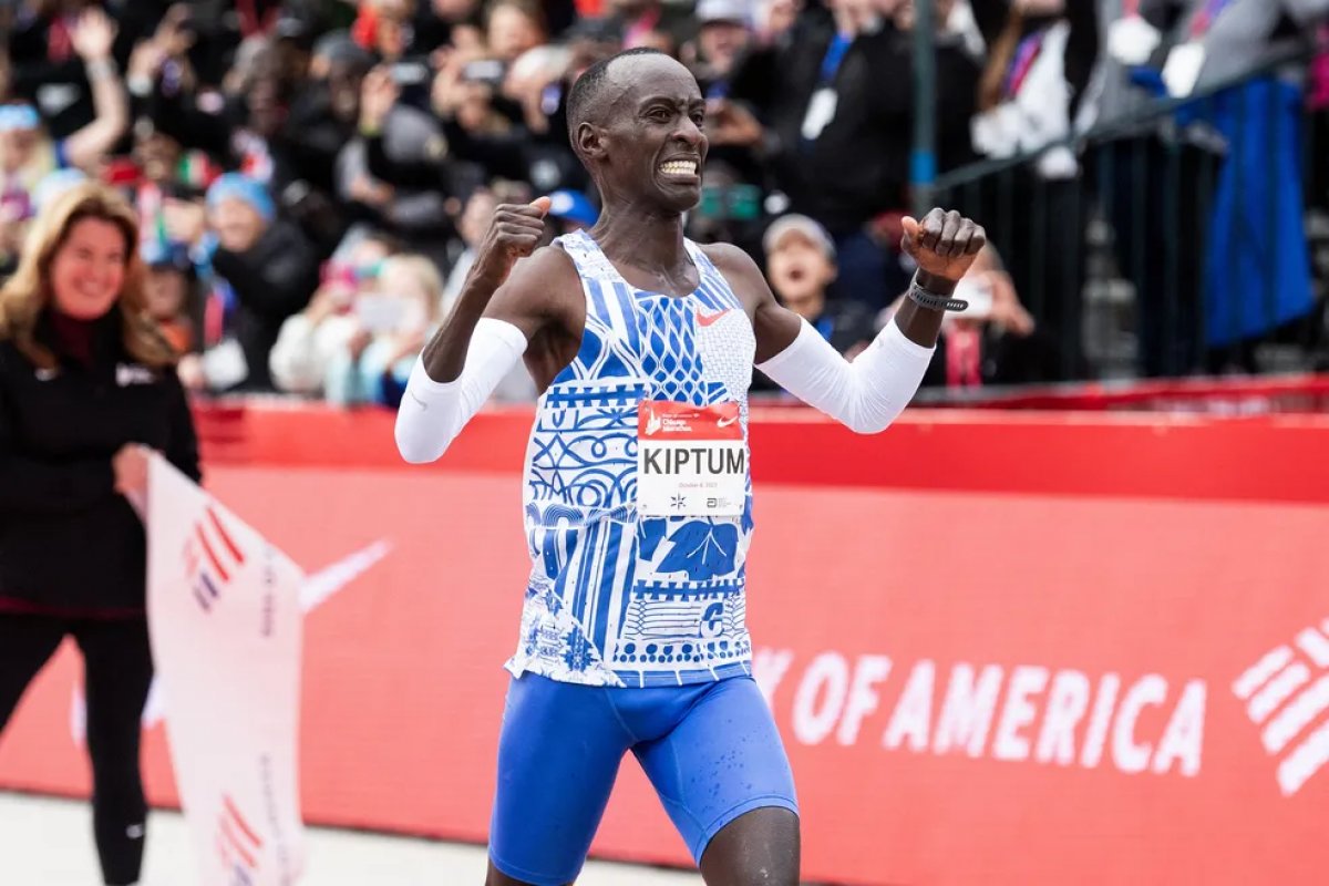 Recordista mundial da maratona morre aos 24 anos