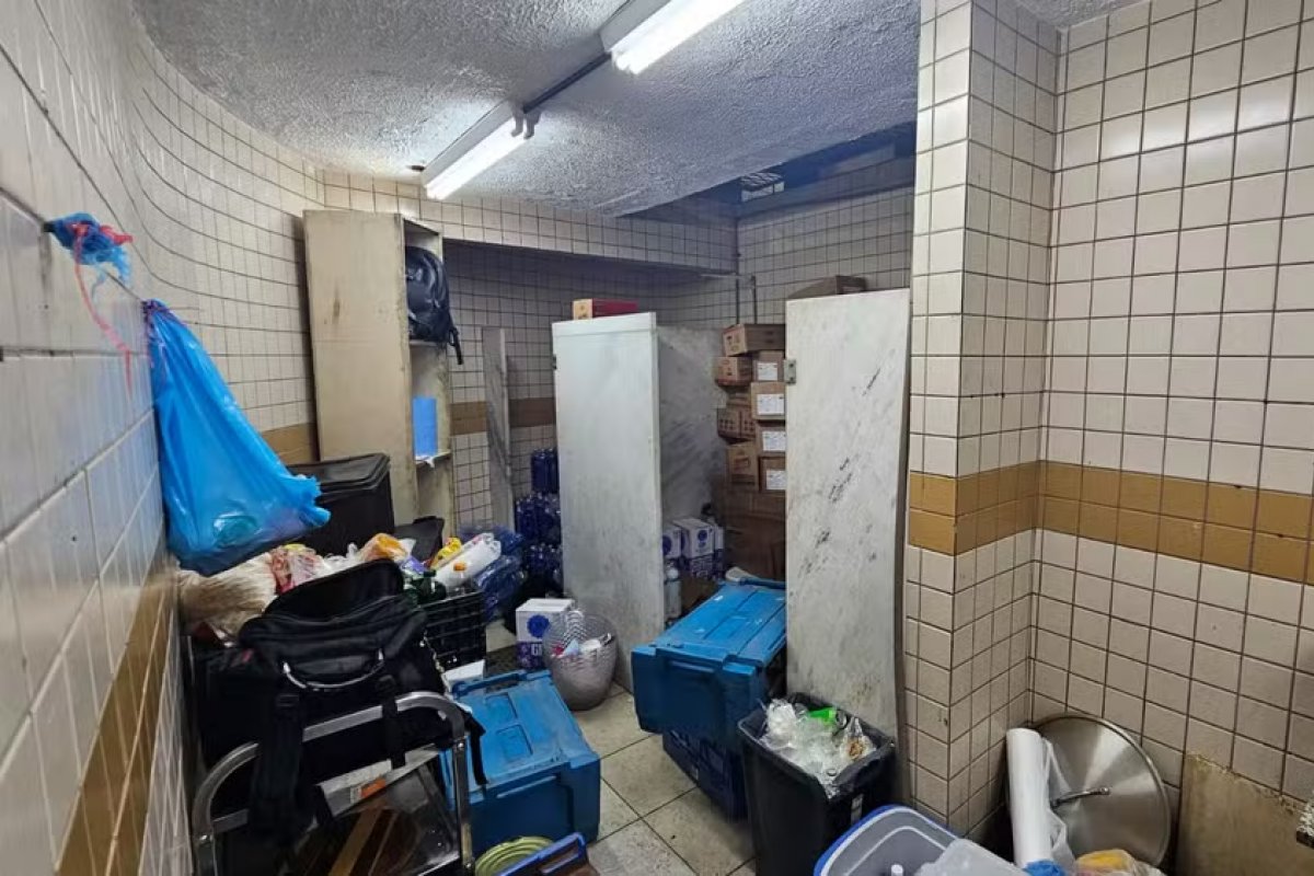 Camarote na Sapucaí prepara comida no banheiro e responsáveis são presos pela polícia