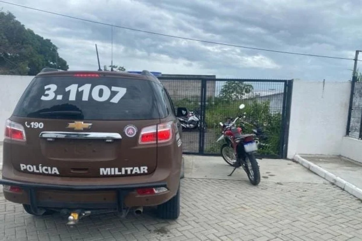 Dois homens são flagrados com arma e veículo roubado em Feira de Santana