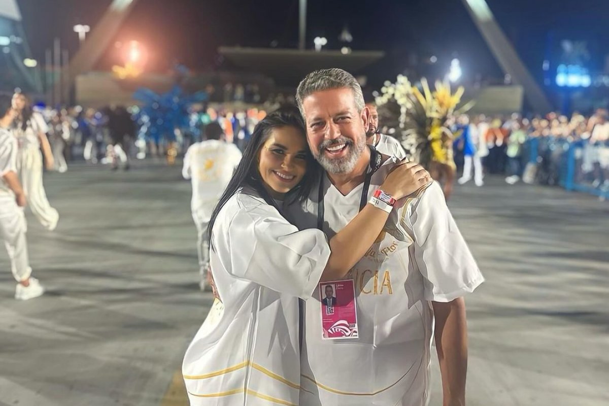 Beija-Flor, que teve Arthur Lira no desfile, recebeu R$ 8 milhões de Maceió