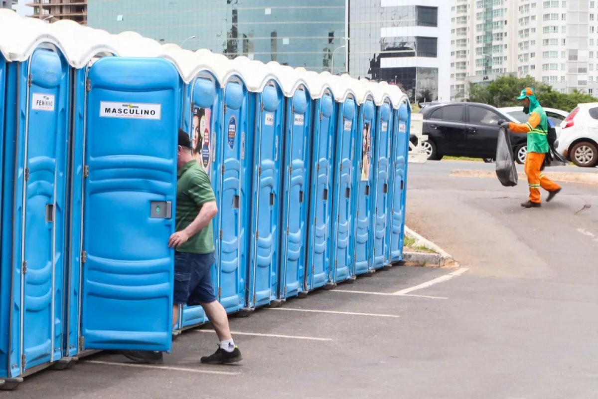 Carnaval de Salvador: brilho da festa é ofuscado pelo odor de urina nos circuitos e vira alvo de reclamações dos foliões
