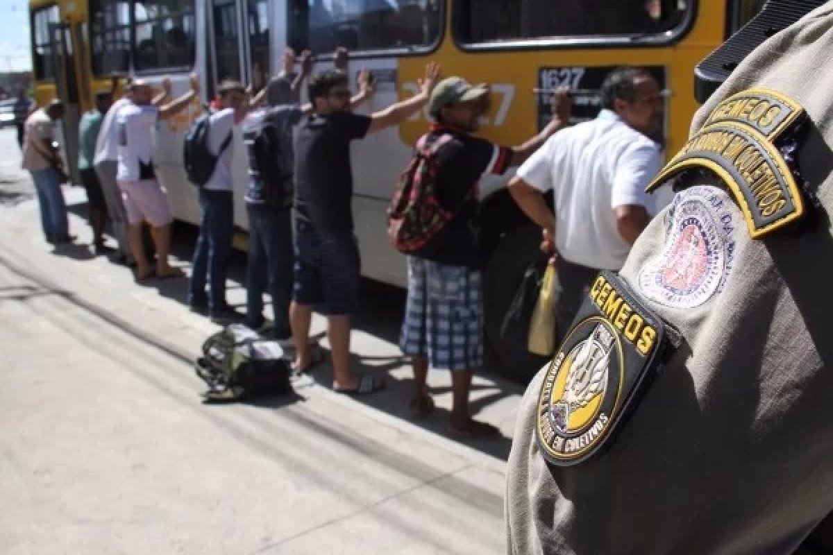 PM prende 8 suspeitos de roubo a ônibus no bairro de São Bartolomeu, em Salvador
