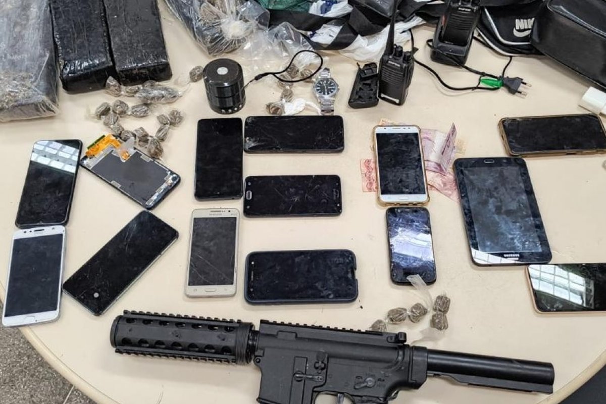 Polícia Civil apreende drogas e simulacro de fuzil na Gamboa, em Salvador