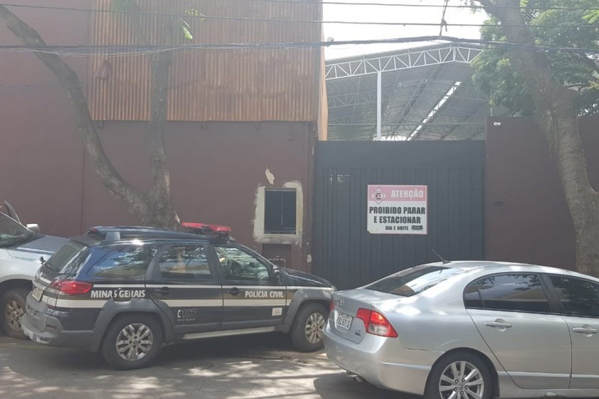 Polícia Civil recolhe material para fazer perícia em cervejaria Backer