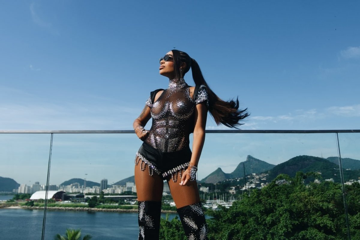 Foliões passam mal com calor e Ludmilla encerra bloco mais cedo